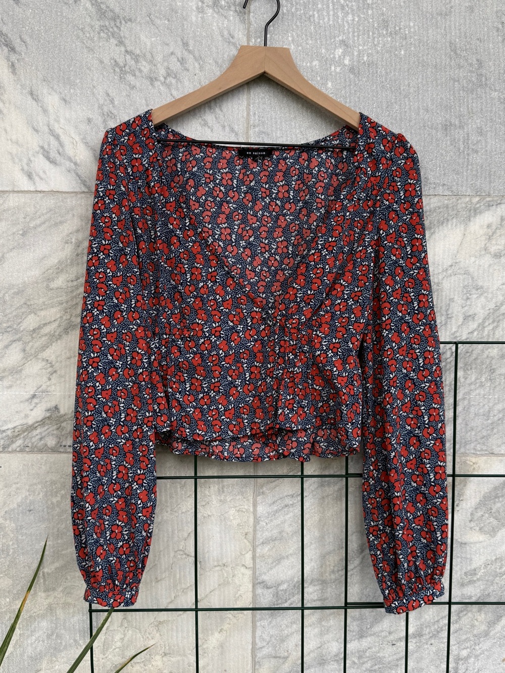 En Saison size medium blouse with a red floral print on a navy background